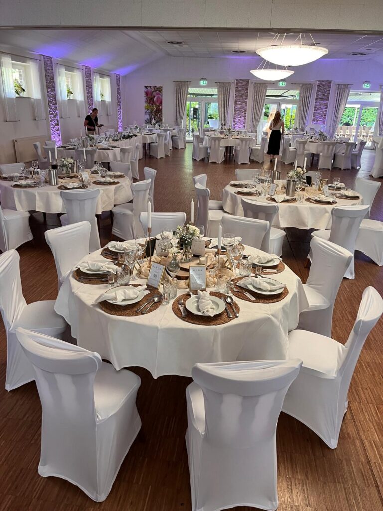 Saal Schulte-Lind. Gedeckter Tisch